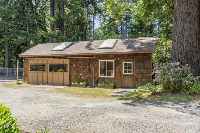 32450 32450 Simpson Lane, Fort Bragg CA: https://media.crmls.org/mediaz/61dea322-537c-4a10-8933-4b428704af18.jpg