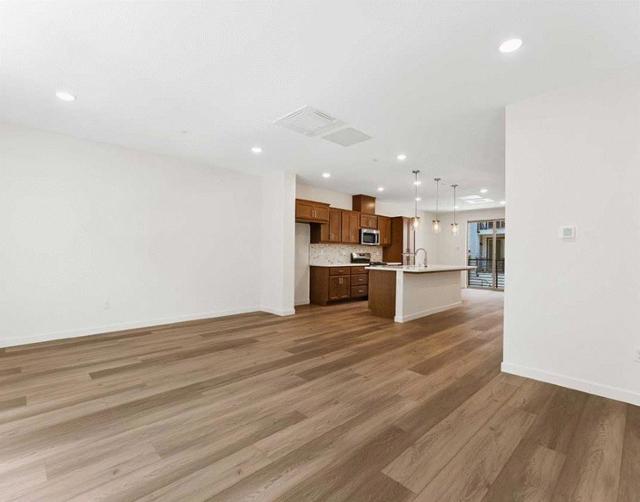 6689 Optimum Loop, San Jose CA: https://media.crmls.org/mediaz/61df0e31-ac08-420f-8d20-4664edb263b3.jpg