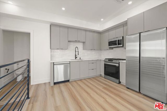 910 N Hudson Avenue, Los Angeles CA: https://media.crmls.org/mediaz/61e01449-1354-4af8-88be-8de333b4fd08.jpg