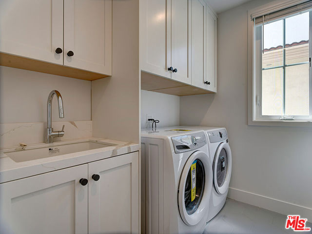 11979 Mayfield Avenue, Los Angeles CA: https://media.crmls.org/mediaz/61e04cad-a4dc-4829-af77-2c83cdeea039.jpg