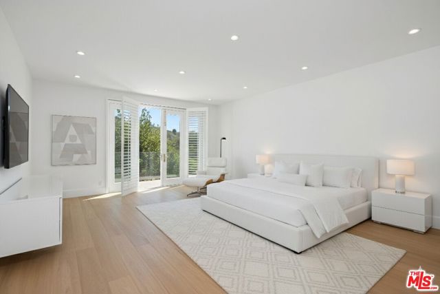 2205 Canyonback Road, Los Angeles CA: https://media.crmls.org/mediaz/61e07dbb-1d41-4f81-8fca-07744bf53893.jpg