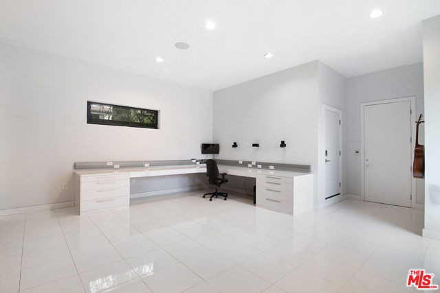 338 S Highland Avenue, Los Angeles CA: https://media.crmls.org/mediaz/61e0aeaf-c4c7-4e13-abbd-c293376b0d1f.jpg