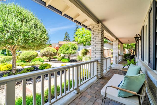216 Salamanca Ct, San Ramon CA: https://media.crmls.org/mediaz/61e1001b-f5ab-490c-9668-3bd14559c323.jpg