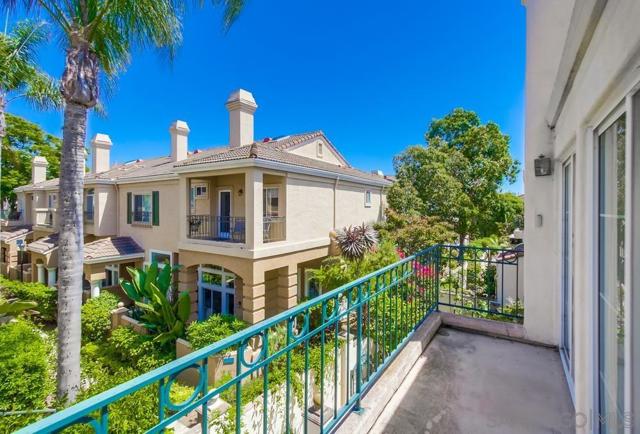 5159 Renaissance Ave, San Diego CA: https://media.crmls.org/mediaz/61e1f39a-5e8b-443f-97b6-4298f5998074.jpg