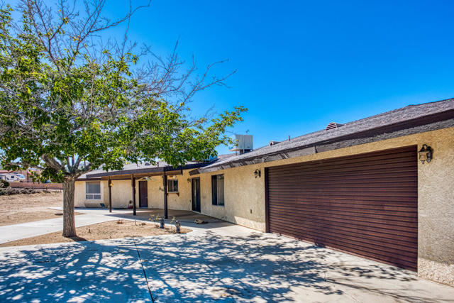 58697 Santa Barbara Drive, Yucca Valley CA: https://media.crmls.org/mediaz/61e2a77d-2a2d-4176-a885-67ce7bb8cd1a.jpg