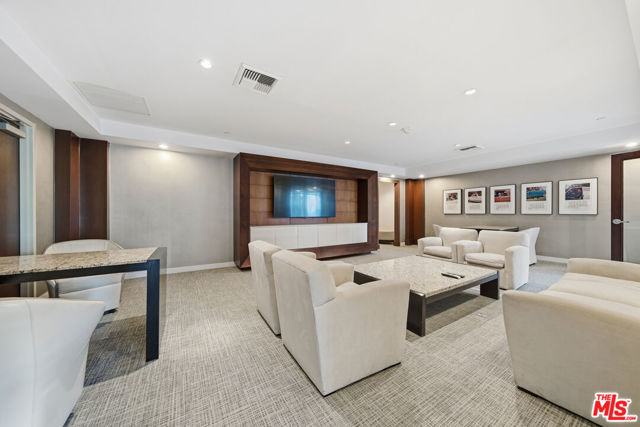 13700 Marina Pointe Drive, Marina del Rey CA: https://media.crmls.org/mediaz/61e36f5a-cb8e-4a75-b692-b3d173905e6d.jpg