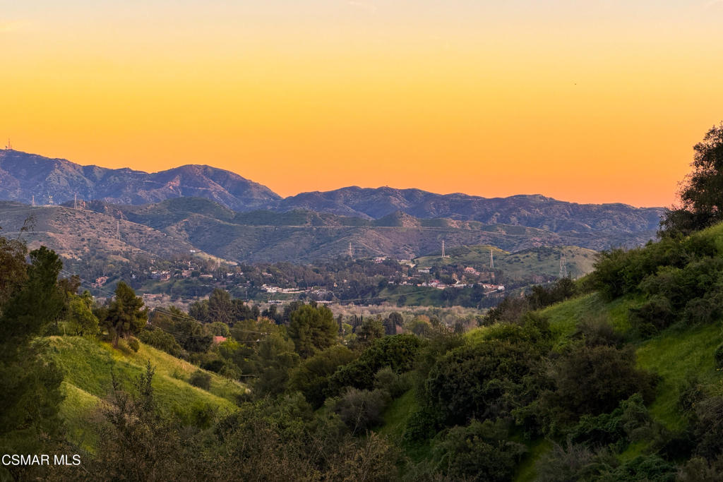 https://media.crmls.org/mediaz/61e38feb-927e-4c07-83ad-a14097247362.jpg?preset=X-Large