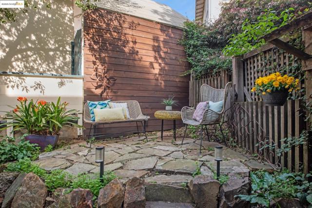 981 Indian Rock Ave, Berkeley CA: https://media.crmls.org/mediaz/61e39d7c-eb76-48e3-bbe7-90b78c90fd51.jpg