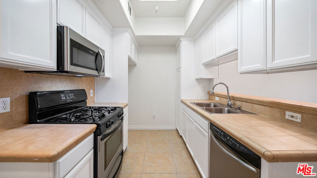 3328 OAKHURST Avenue #211