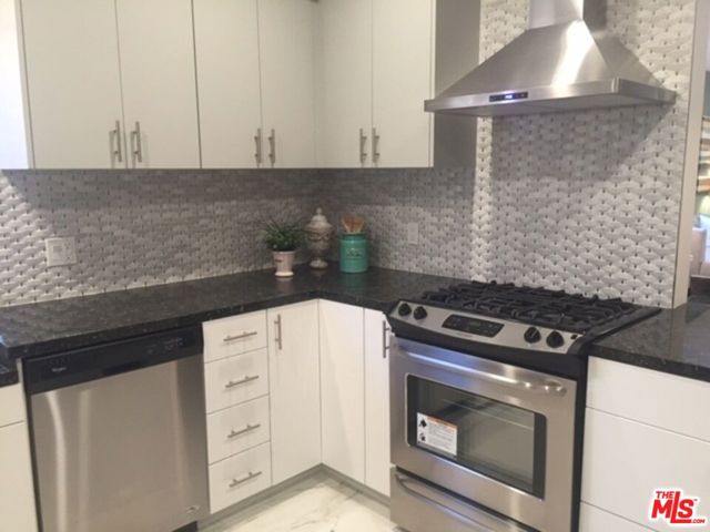 1445 S FAIRFAX Avenue, Los Angeles CA: https://media.crmls.org/mediaz/61e46ada-f086-4fc9-9479-7d838b2a3c44.jpg