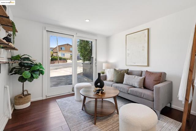 6338 Arlington Blvd, Richmond CA: https://media.crmls.org/mediaz/61e4c864-b171-49a7-bfa6-496ed70d5c5c.jpg