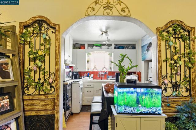 521 C St, Martinez CA: https://media.crmls.org/mediaz/61e80ca9-cbfc-467c-ad39-a33f882c9c77.jpg