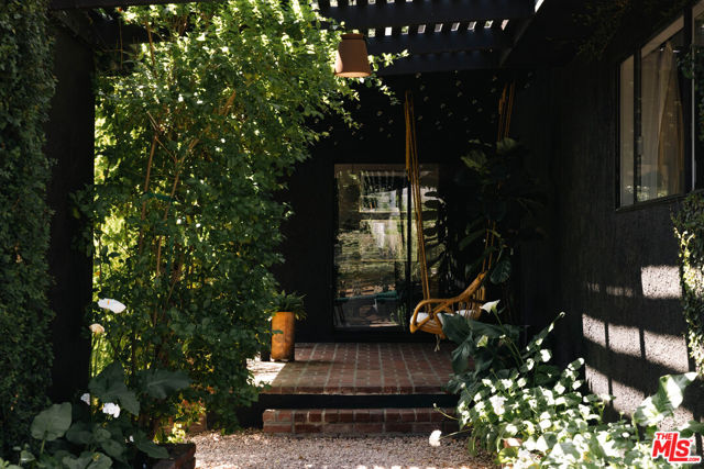 8427 Oswego Street, Sunland CA: https://media.crmls.org/mediaz/61e9093b-d14b-46d8-b6b3-35419adbc6d3.jpg