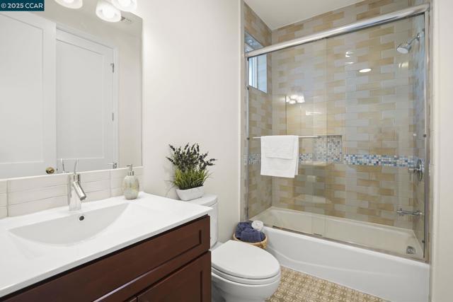 207 Valley View Pl, El Sobrante CA: https://media.crmls.org/mediaz/61e953bc-f6d0-4943-96a5-aa4c2aca0456.jpg