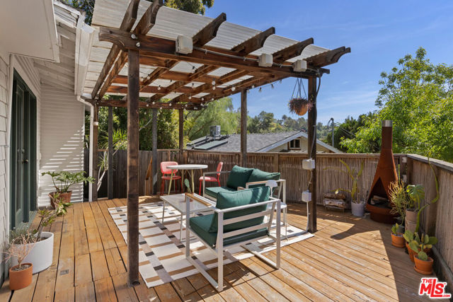 632 Museum Drive, Los Angeles CA: https://media.crmls.org/mediaz/61e979c2-d644-45f8-9427-e2a72b5a959c.jpg