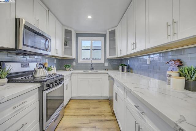 215 Isleton Ave, Oakland CA: https://media.crmls.org/mediaz/61e9f3d1-7f47-4f43-9ab7-ed7ad5213f8d.jpg