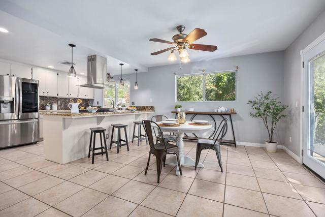 25119 Como Esta Court, Ramona CA: https://media.crmls.org/mediaz/61ea88ff-c635-4fa6-ad0a-8aead367e0b7.jpg