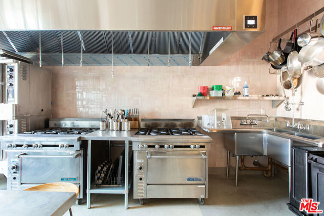 12906 Venice Boulevard, Los Angeles CA: https://media.crmls.org/mediaz/61ea969b-ba04-4b26-902d-fa46e744cf44.jpg