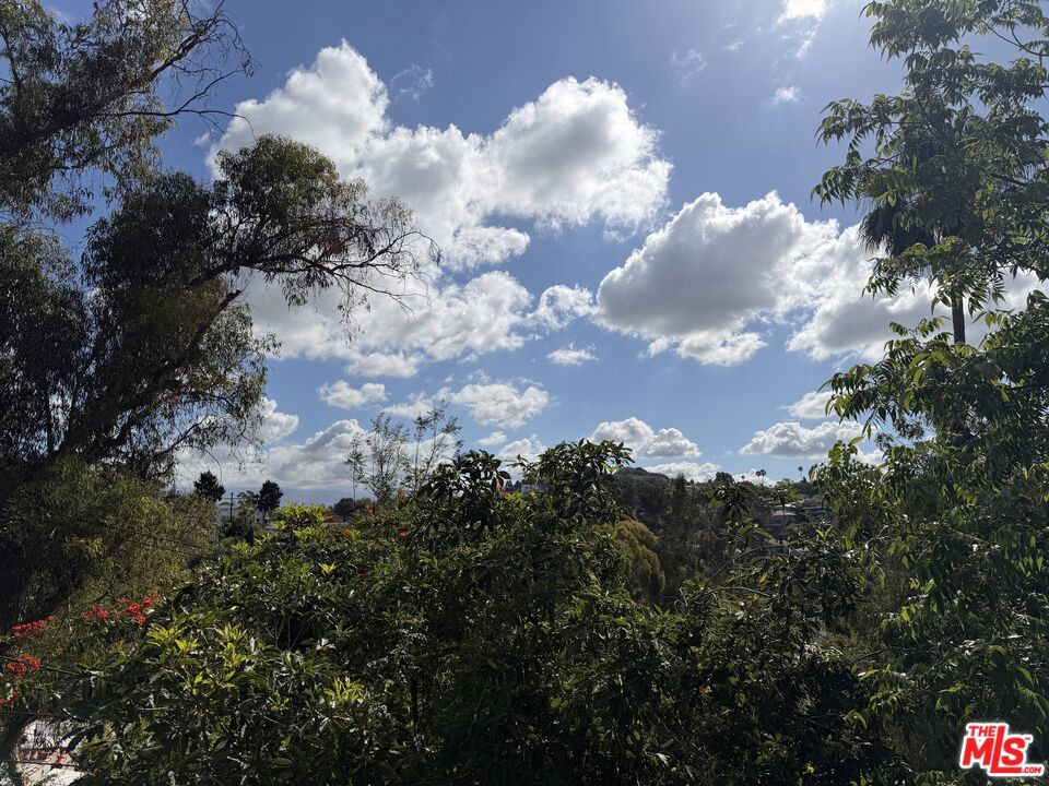 https://media.crmls.org/mediaz/61eaf6f8-6524-40fe-a97e-57a456df73e1.jpg?preset=X-Large