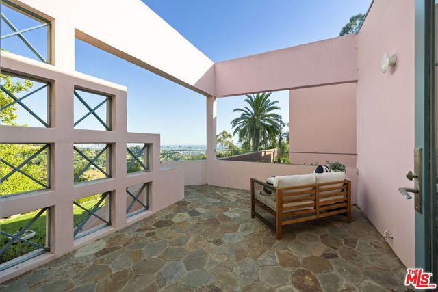 2980 Hollyridge Drive, Los Angeles CA: https://media.crmls.org/mediaz/61ebcabf-186e-4489-8fe5-167cb9a95e17.jpg