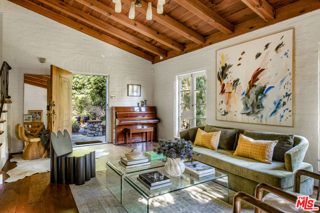 8027 Willow Glen Road, Los Angeles CA: https://media.crmls.org/mediaz/61ec3511-3d8e-4a90-a9ba-71e9ab3fe9d3.jpg