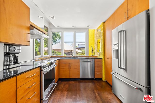 2310 Glencoe Avenue, Venice CA: https://media.crmls.org/mediaz/61ec47ae-b42c-4a22-87d5-0c0b1123a27c.jpg