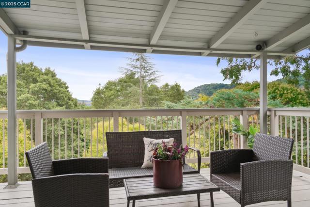 12 La Cresta Rd, Orinda CA: https://media.crmls.org/mediaz/61ec905c-b4cc-40f8-a123-446f37636c38.jpg
