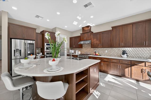 7058 Atlas Peak Dr, Dublin CA: https://media.crmls.org/mediaz/61ec97c8-2d9e-4e66-aa73-3d4d31b5cf94.jpg