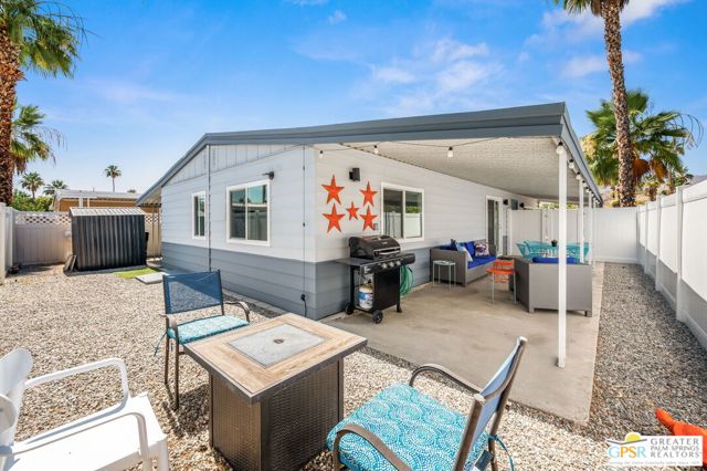 240 Los Pinos Drive, Palm Springs CA: https://media.crmls.org/mediaz/61ed197c-4732-4280-b4ea-42a4d76af9e8.jpg