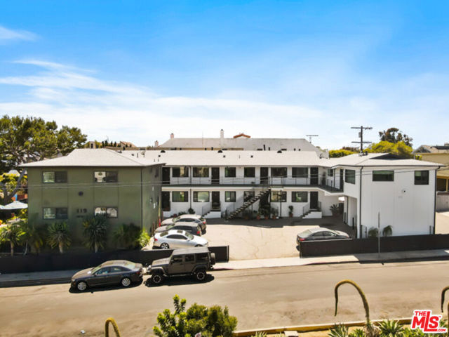 119 Paloma Avenue, Venice CA: https://media.crmls.org/mediaz/61ed4840-2fef-4cab-a49e-3f2da0fbc3e3.jpg