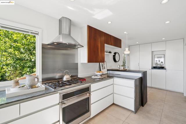 1069 Miller Ave, Berkeley CA: https://media.crmls.org/mediaz/61ed9250-0270-4a0b-a806-9f1bb011280d.jpg