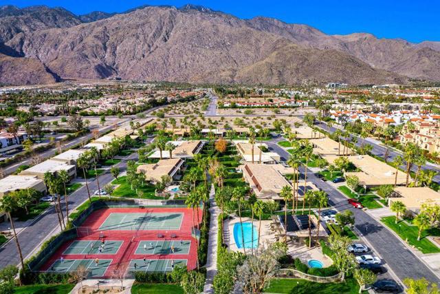 1366 Tiffany N Circle, Palm Springs CA: https://media.crmls.org/mediaz/61edaee9-86c0-4bcf-aa53-4832ff2aaf41.jpg