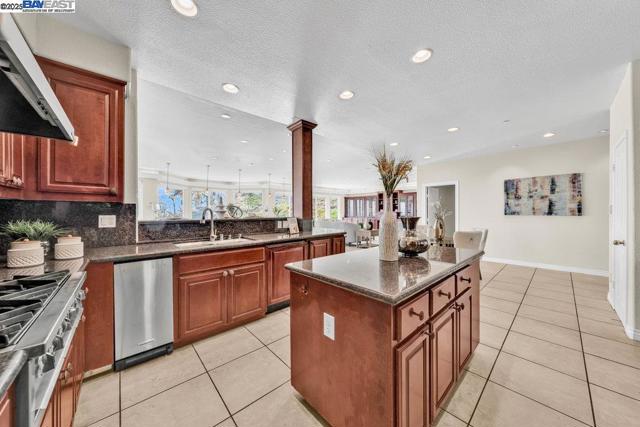 48912 Crown Ridge Cmn, Fremont CA: https://media.crmls.org/mediaz/61ee2882-6896-4857-aecb-da92fabd6417.jpg