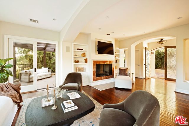 2505 Bowmont Drive, Beverly Hills CA: https://media.crmls.org/mediaz/61eed6fc-ba89-44e7-aaa6-cca7d9e7e164.jpg
