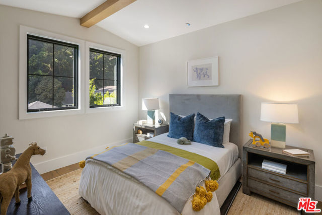 1534 N Beverly Drive, Beverly Hills CA: https://media.crmls.org/mediaz/61ef7e07-6b01-426d-bbdc-1d4531fa3c8a.jpg