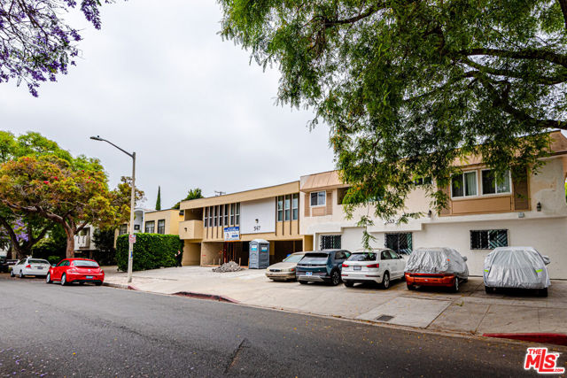 553 N Flores Street, West Hollywood CA: https://media.crmls.org/mediaz/61efa544-1dff-4563-9f29-fc2b44709e67.jpg