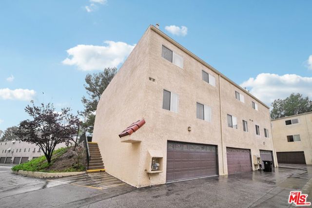 9520 Via Tivoli, Burbank CA: https://media.crmls.org/mediaz/61f03862-6561-4613-95ea-0b836cd732cf.jpg