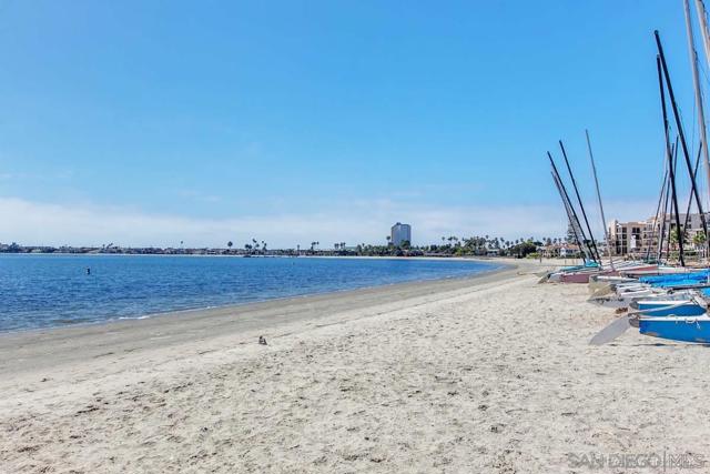 819 Kennebeck Ct, San Diego CA: https://media.crmls.org/mediaz/61f28667-c3d7-44eb-bdd4-f41c43d5509a.jpg