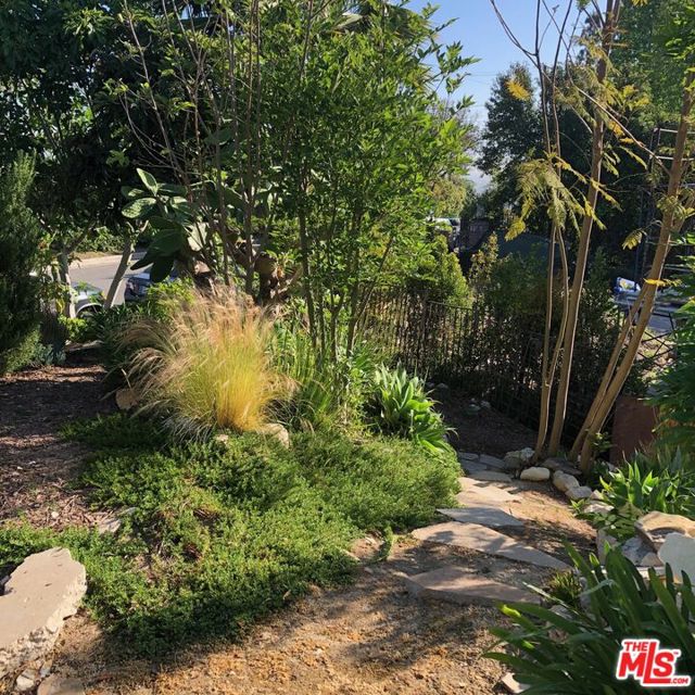 16840 Oak View Drive, Encino CA: https://media.crmls.org/mediaz/61f39349-2fe1-42e2-911a-8ca3b4e35650.jpg