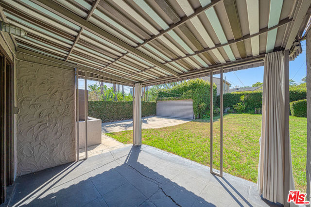 107 S Lucerne Boulevard, Los Angeles CA: https://media.crmls.org/mediaz/61f3d2a1-3e1f-492e-b799-2d5e82f7a056.jpg