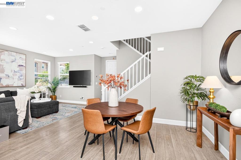 https://media.crmls.org/mediaz/61f3d88d-a970-4b9f-9cdc-38f993bc89ec.jpg?preset=X-Large