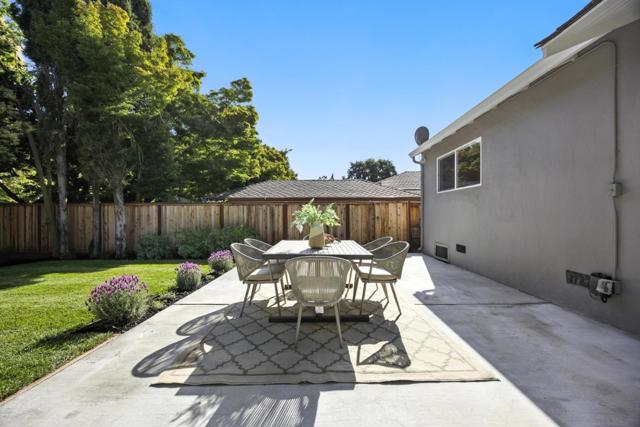 2084 San Carlos Avenue, San Carlos CA: https://media.crmls.org/mediaz/61f46665-db9f-4815-bd6b-074f16308aaa.jpg