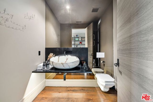 3396 Stone Ridge Lane, Los Angeles CA: https://media.crmls.org/mediaz/61f4b26d-1a40-4422-96b2-01713befb0ea.jpg