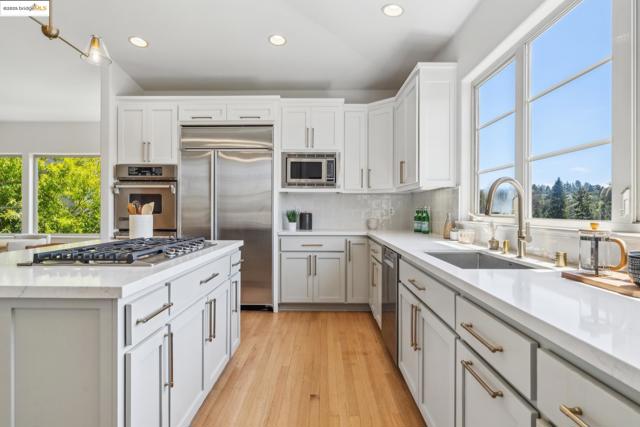 911 Aquarius Way, Oakland CA: https://media.crmls.org/mediaz/61f4bf69-f97d-478e-8cf6-0f57d7f99061.jpg