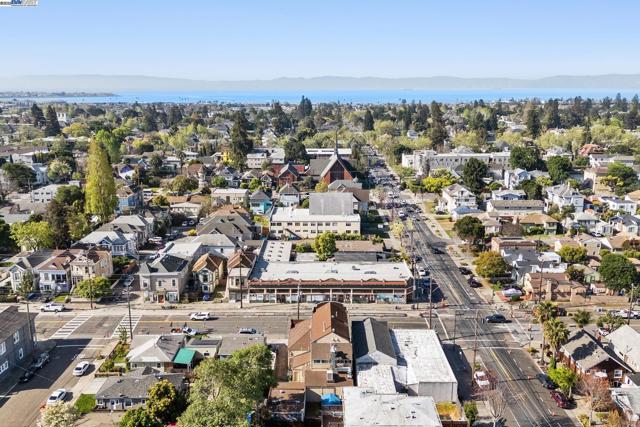 1707 Lincoln Ave, Alameda CA: https://media.crmls.org/mediaz/61f4c517-968f-4bbe-84ba-9ee7b30c8b2f.jpg