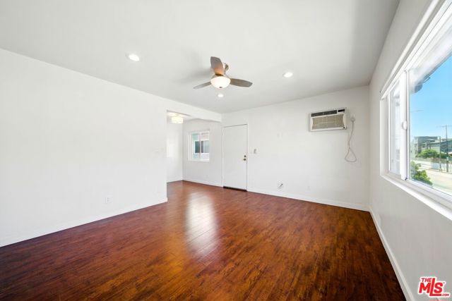 510 Pacific Avenue, Venice CA: https://media.crmls.org/mediaz/61f4fde7-9be8-4534-a1e8-03553032fea3.jpg