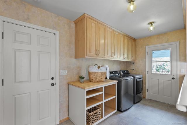 951 Skylark Dr, La Jolla CA: https://media.crmls.org/mediaz/61f60b50-6bd6-4fcc-8671-96ceb9066589.jpg