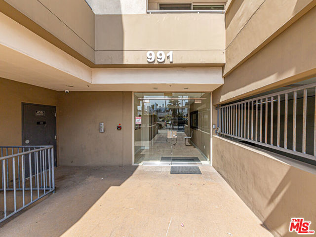 991 Arapahoe Street, Los Angeles, California 90006, 2 Bedrooms Bedrooms, ,2 BathroomsBathrooms,Condominium,For Sale,Arapahoe,24406609