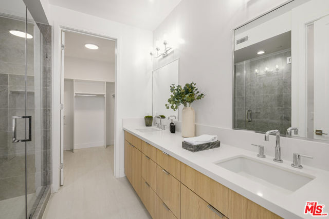 1248 Lodi Place, Los Angeles CA: https://media.crmls.org/mediaz/61f67d98-944a-4430-a740-367896851900.jpg
