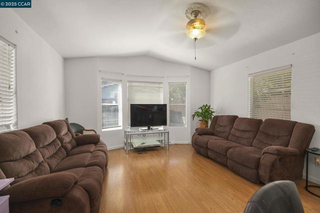 55 Pacifica Ave, Bay Point CA: https://media.crmls.org/mediaz/61f7112f-db64-44da-98fb-72d5bb1f4e40.jpg